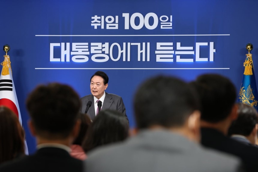 윤석열 전 대통령이 취임 100일을 맞아 첫 공식 기자회견을 하고 있다./대통령실사진기자단