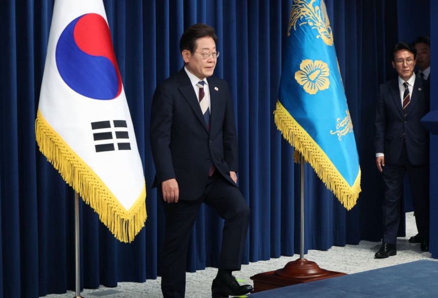 이재명 대통령이 4일 용산 대통령실 청사에서 열린 인사브리핑에서 새 정부 첫 인사 발표를 하기 위해 입장하고 있다./대통령실 사진기자단