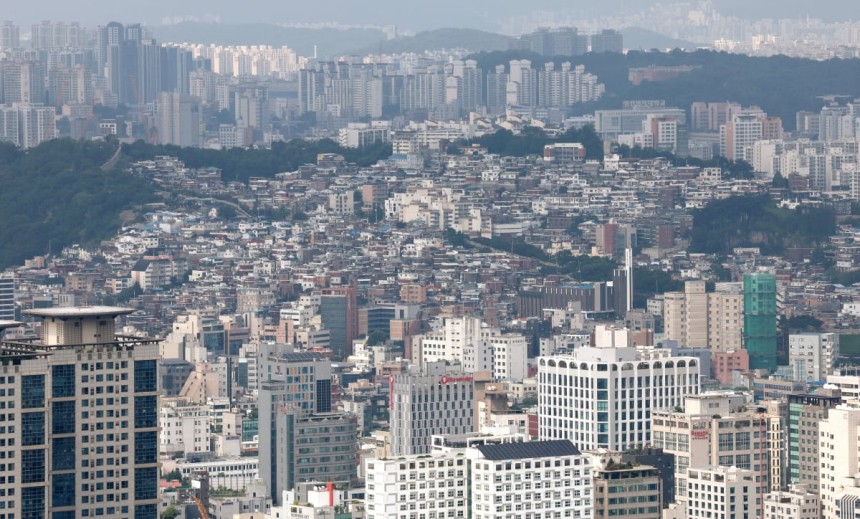서울 중구 남산에서 바라본 도심에 아파트 단지와 빌라촌이 보이고 있다.  사진=뉴스1
