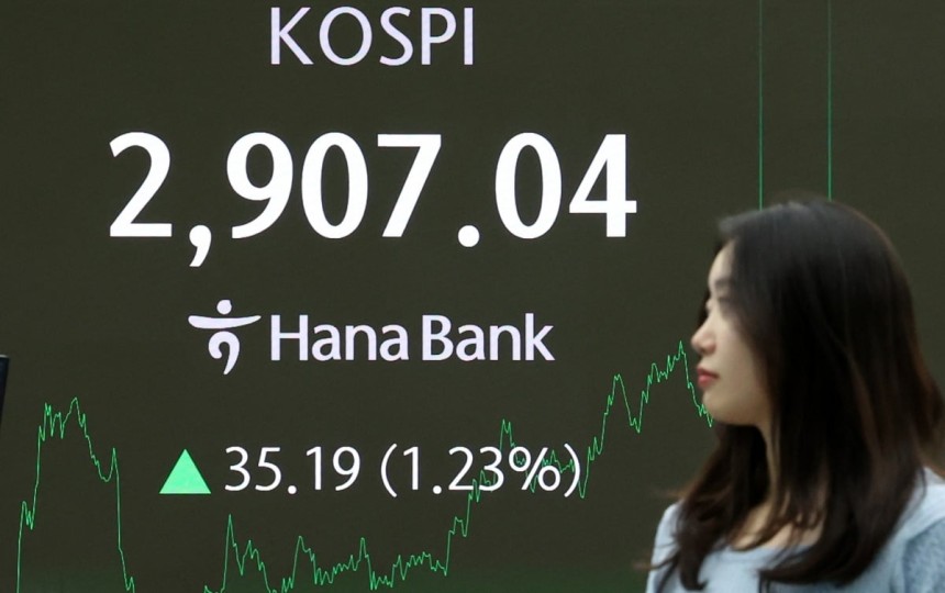 코스피가 3년 5개월 만에 2,900선을 넘어선 11일 오후 서울 중구 하나은행 본점 딜링룸 전광판에 종가가 표시되고 있다.  사진=최혁 한국경제신문 기자