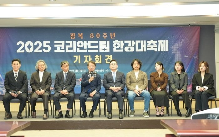 코리안드림 한강대축제 조직위 관계자들 및 참여 가수들이 기자들의 질문에 답하고 있다. (왼쪽부터) 서인택 실행위원장, 서훈 음악감독, 이종걸 공동조직위원장, 정운찬 대회장, 정우택 공동조직위원장, 홍대성 음악감독, 