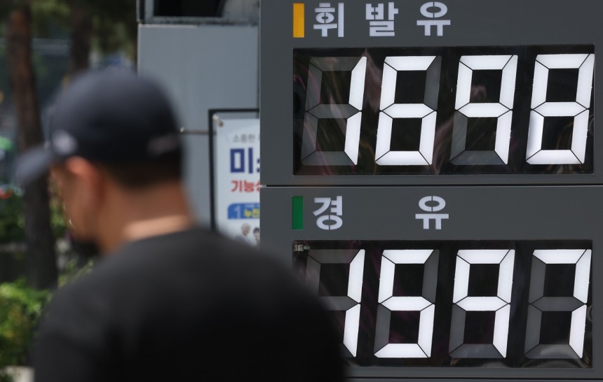 15일 서울 시내 한 주유소의 가격 안내문/사진=연합뉴스