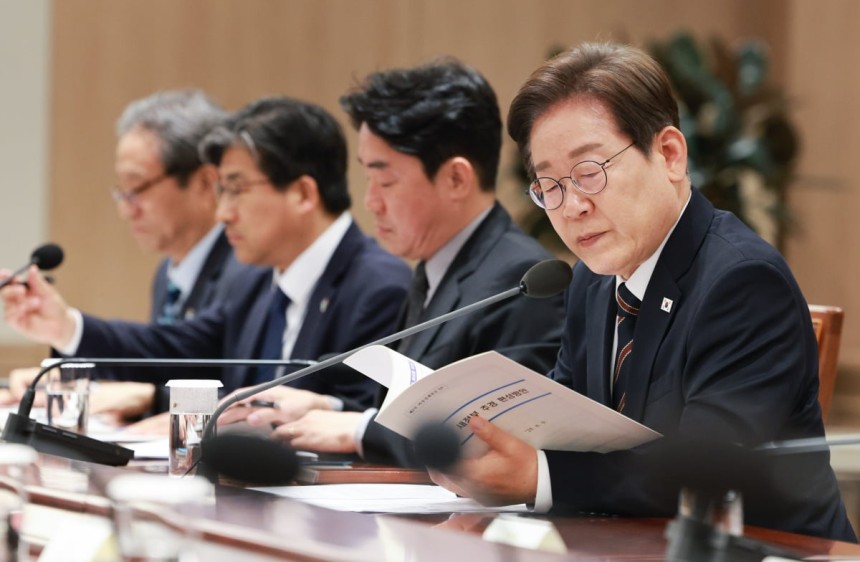 이재명 대통령이 9일 용산 대통령실에서 주재한 비상경제점검 태스크포스(TF) 2차 회의 시작 전 자료를 살펴보고 있다./사진=연합뉴스