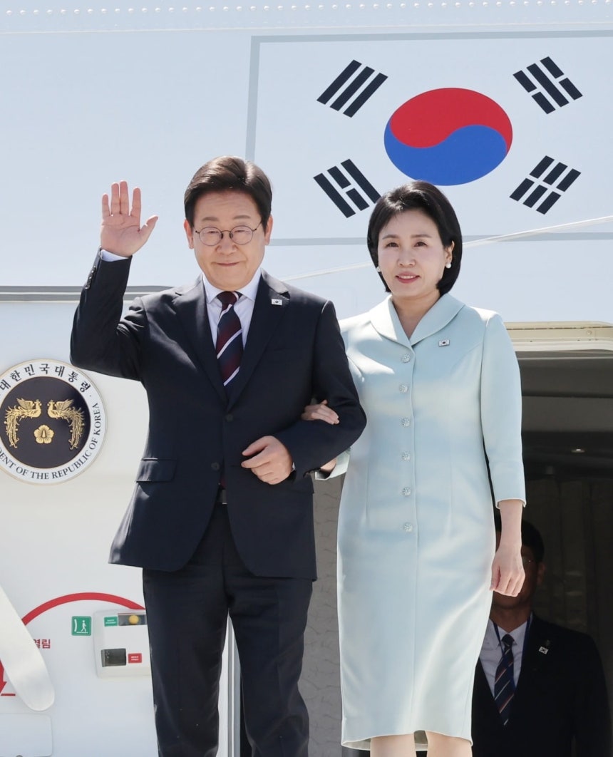이재명 대통령과 김혜경 여사가 6월 16일(현지 시간) 주요 7개국(G7) 정상회의에 참석하기 위해 캐나다 앨버타주 캘거리국제공항에 도착해 공군 1호기에서 내리며 인사하고 있다. 사진=연합뉴스
