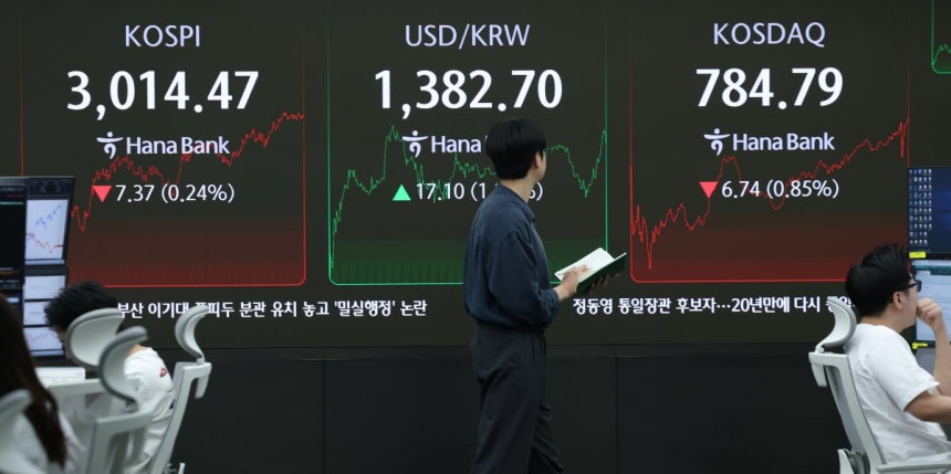 서울 중구 하나은행 본점 딜링룸 전광판에 코스피 종가와 환율이 표시되고 있다. 사진=뉴스1