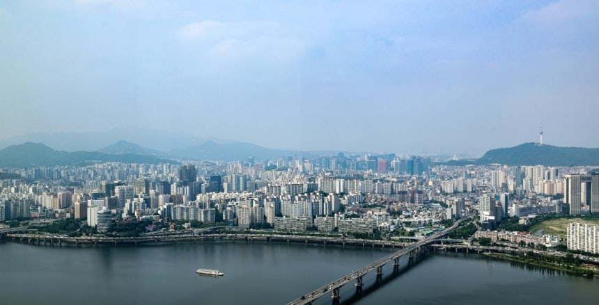 정부가 수도권·규제지역 내 주택담보대출(주담대) 한도를 6억 원으로 제한하는 새로운 대출 규제를 실시한다. 금융위원회는 27일 '긴급 가계부채 점검 회의'를 하고 이런 내용의 초고강도 대출 규제 강화 방안을 발표했다