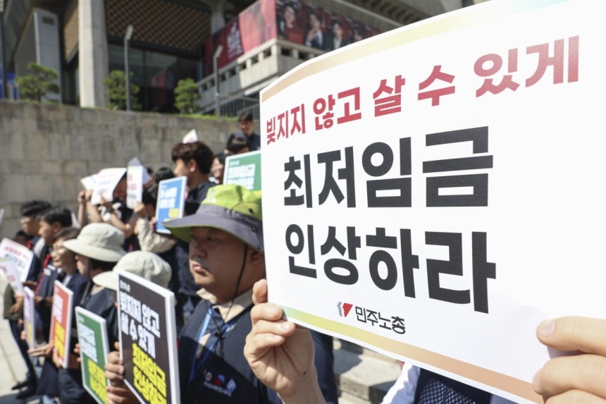 모두를 위한 최저임금 운동본부와 양대노총 조합원들이 11일 오전 서울 종로구 세종문화회관 계단에서 2026년 적용 최저임금 요구안 발표 기자회견을 하고 있다.  사진=임형택 한국경제신문 기자
