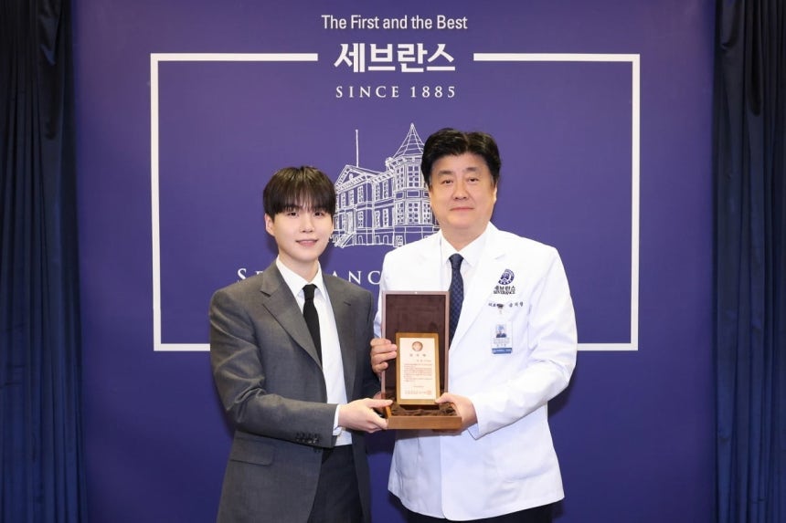 방탄소년단(BTS)의 슈가(본명 민윤기)가 세브란스병원에 50억원을 기부해 자폐스펙트럼장애 소아청소년의 치료와 사회적 자립을 돕는 '민윤기 치료센터'를 건립한다. 사진은 BTS 슈가와 금기창 연세의료원장. 사진=세브