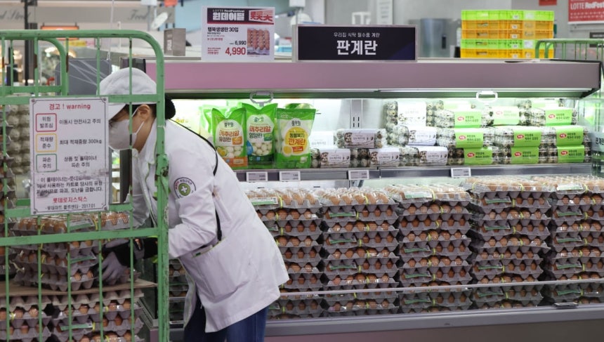 서울 롯데마트 제타플렉스 잠실점에서 직원들이 제품을 진열하고 있다.  사진=한경 김범준 기자