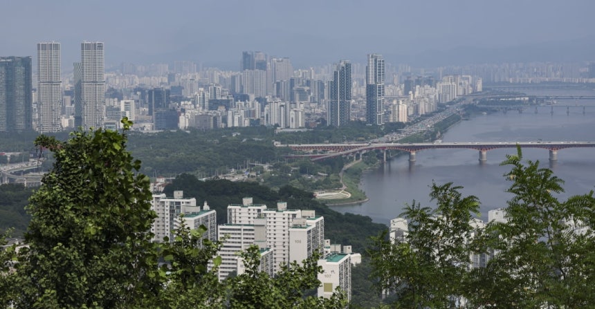 서울 성동구 매봉산에서 바라본 성동구 아파트 모습./2025.6.27 사진=한경 임형택 기자