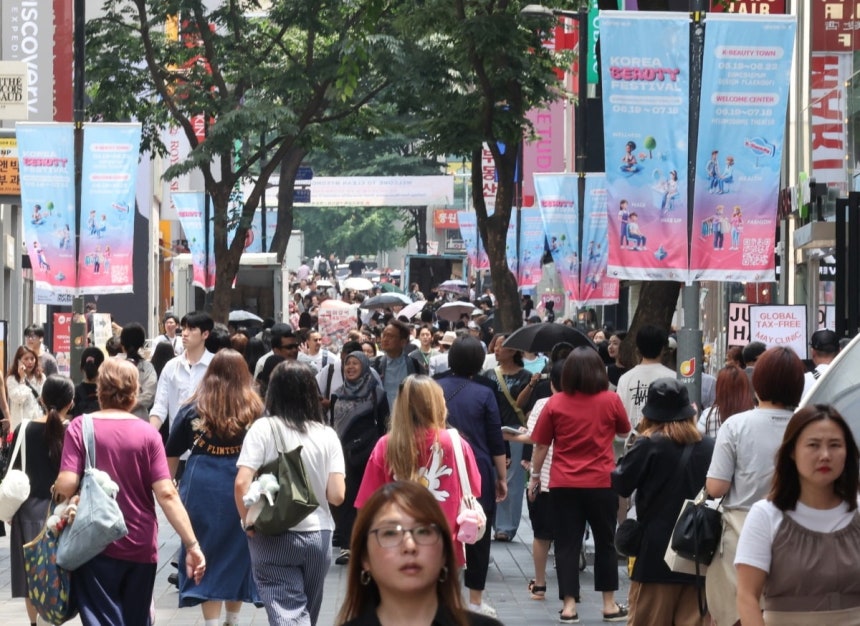 민생회복 소비쿠폰은 지역사랑상품권 사용처와 동일한 '연 매출이 30억원 이하인 사업장'을 사용처로 하는 방안이 거론된다. 서울 명동 거리.  사진=연합뉴스