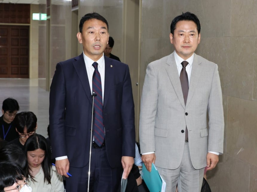 국회 법제사법위원회 여야 간사인 더불어민주당 김용민 의원(왼쪽)과 국민의힘 장동혁 의원이 7월 2일 서울 여의도 국회에서 상법 개정안 처리에 합의한 뒤 취재진에게 합의 내용을 설명하고 있다.  사진=연합뉴스