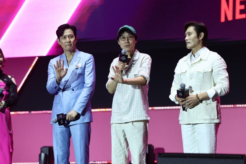 6월 28일 서울광장에서 열린 '오징어 게임 시즌3' 팬 이벤트에서 배우 이정재, 황동혁 감독, 이병헌이 인사하고 있다. 사진=연합뉴스
