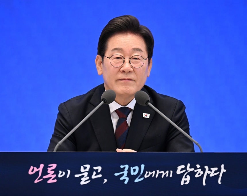 이재명 대통령이 3일 서울 종로구 청와대 영빈관에서 열린 취임 첫 공식 기자회견 '대통령의 30일, 언론이 묻고 국민에게 답하다'에서 취재진의 질문을 듣고 있다.