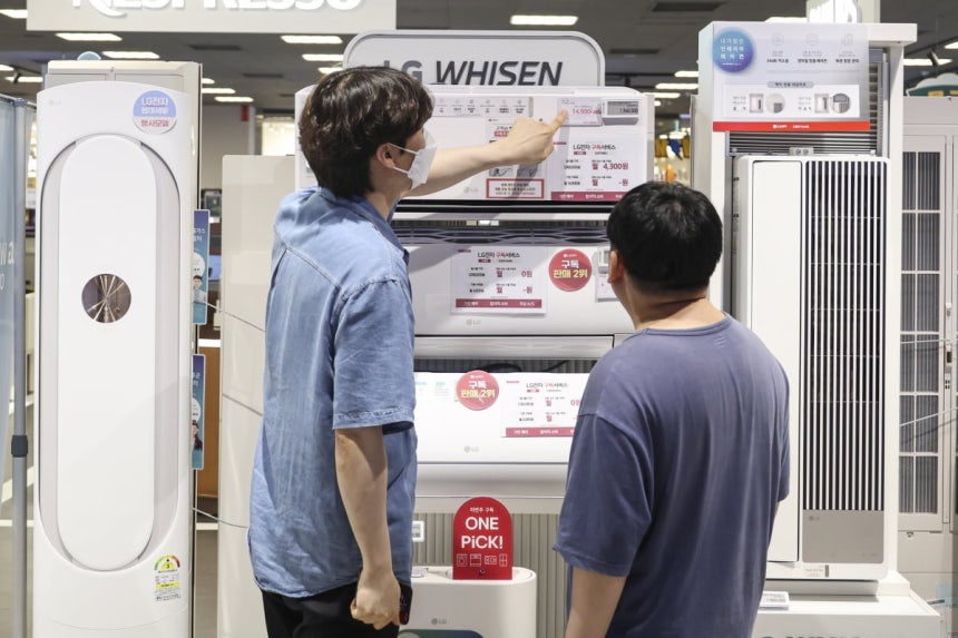 서울시내 한 대형마트에서 한 시민이 에어컨을 살펴보고 있다./2025.7.7 사진=한경 임형택 기자
