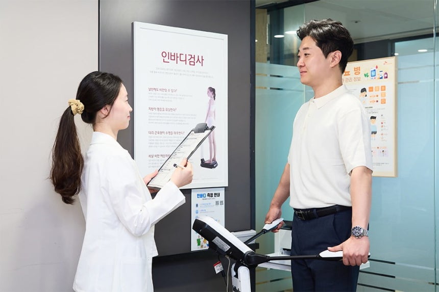 '여름맞이 몸짱이벤트'에 참여한 SK네트웍스 직원이 인바디 검사를 진행하고 있다. 사진=SK네트웍스