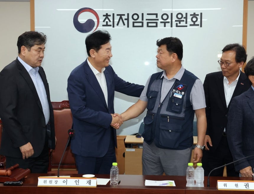 최저임금위원회 사용자위원 운영위원인 류기정 한국경영자총협회 전무(왼쪽 두 번째)와 근로자위원 운영위원인 류기섭 한국노총 사무총장(오른쪽 두 번째)이 10일 정부세종청사에서 열린 제12차 전원회의에서 내년 최저임금을 