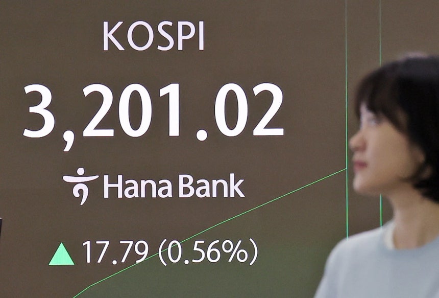 11일 오전 서울 중구 하나은행 딜링룸에 코스피가 표시되고 있다. 코스피 3200선 돌파는 지난 2021년 9월 6일(장중 3206.25) 이후 약 3년 10개월 만이다. /사진=뉴스1
