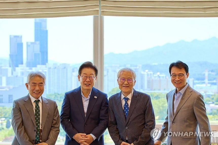 이재명 대통령이 11일 서울 용산 대통령실 청사에서 언론인 오찬에 앞서 기념촬영을 하고 있다. 왼쪽부터 정규재 전 한국경제신문 주필, 이 대통령, 조갑제 '조갑제닷컴' 대표, 이규연 대통령실 홍보소통수석.(대통령실 
