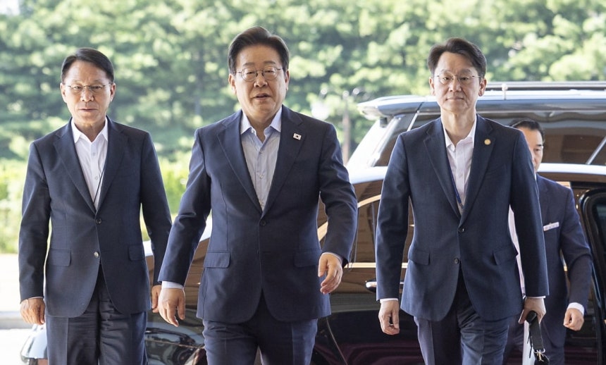 이재명 대통령이 11일 오전 서울 용산 대통령실로 출근을 하고 있다. 사진=한국경제신문