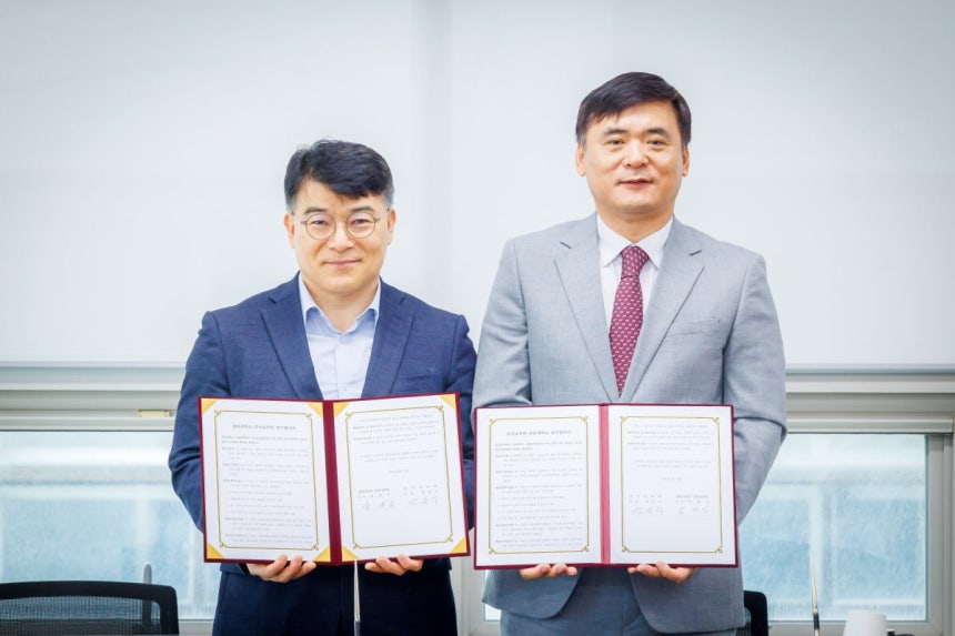 감사원 감사교육원 원장 김순식 원장과 경희대학교 경영대학원 강재식 원장이 업무협약식 체결 후 기념사진을 촬영하고 있다.
