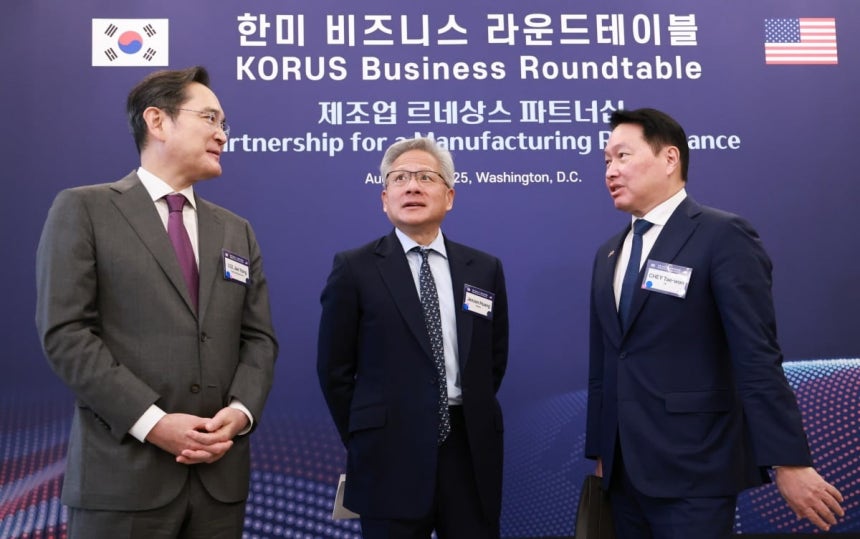 イ・ゼヨン三星電子会長とチェ・テオン大韓商工会議所会長かたがた SKグループ会長が 8月 25日(現地時間) アメリカワシントンDC ウィルラドホテルで開かれた韓米ビジネスラウンドテーブルリセプションでゼンスン硫黄エンビデ−ア最高経営者(CEO)と対話