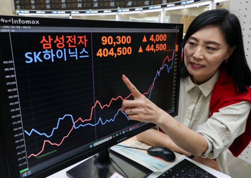 추석 명절을 앞두고 코스피가 최고가를 기록한 2일 오후 서울 영등포구 여의도 한국거래소 모니터에 삼성전자, SK하이닉스 최조가가 표시되고 있다.  사진=한국경제신문 임형택 기자