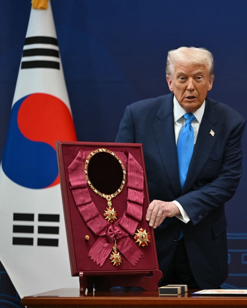 [속보] 李, <b>트럼프</b>에 '금 200돈' 무궁화대<b>훈장</b> 수여…美 대통령 최초
