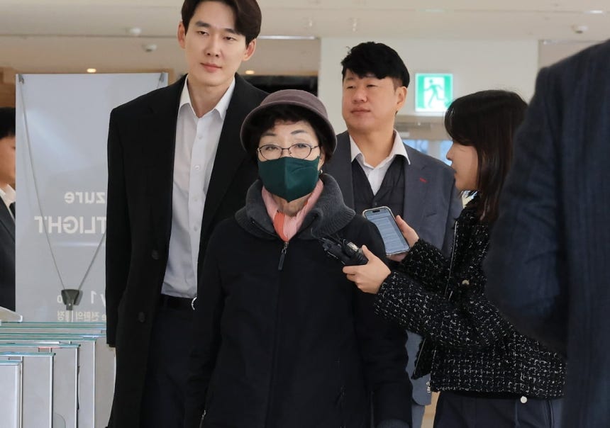 윤석열 전 대통령의 부인 김건희 여사의 모친 최은순씨가 11일 오전 서울 종로구 KT광화문빌딩 웨스트에 마련된 김건희특검 사무실에 피의자 신분으로 출석하고 있다. 2025.11.11/뉴스1