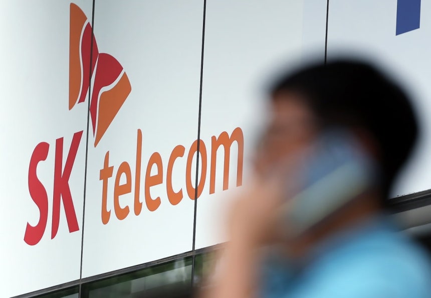 서울 도심의 SK텔레콤 대리점 앞에서 한 시민이 전화 통화를 하고 있다. 사진=뉴스1