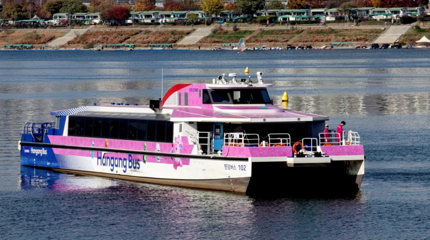 서울 송파구 잠실선착장 부근에서 한강버스가 강바닥에 걸려 멈춰 있는 가운데 관계자들이 한강버스를 점검하고 있다/ 2025.11.16 사진=한경 문경덕 기자