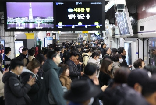 <b>서울지하철</b> 1노조 <b>파업 철회</b>···820명 채용·3%대 임금 인상 극적 타결