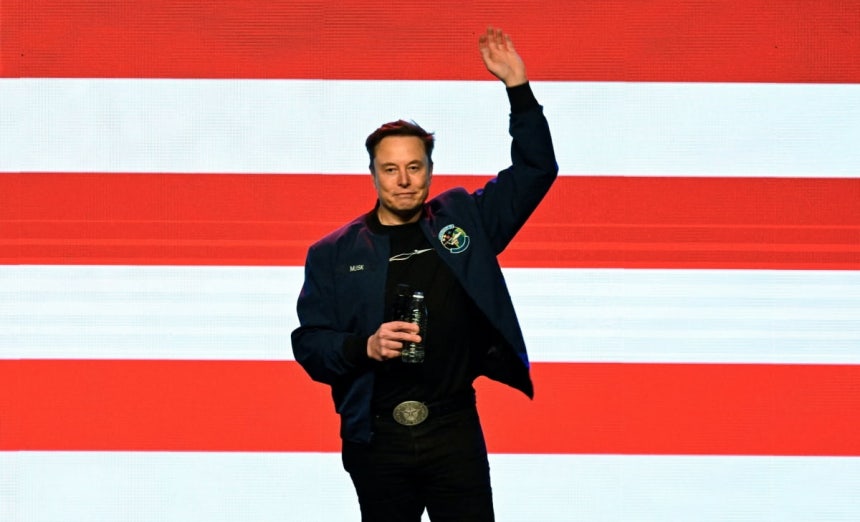 일론 머스크 CEO가 3월 30일 미국 위스콘신주 그린베이에서 열린 보수 성향 주 대법원 후보(4월 1일 선거) 지지 집회에서 손을 흔들고 있다.사진=로이터·연합뉴스