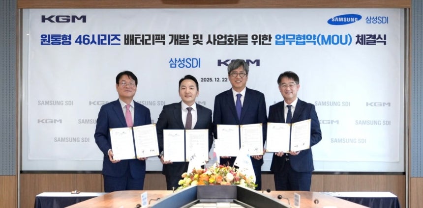 12월 22일 KG타워에서 열린 '차세대 전기차용 배터리팩 개발 및 사업화를 위한 업무협약 체결식'에서 최익규 삼성SDI 소형사업부장 부사장과 곽정현 KGM 사업전략부문장 사장이 기념 사진을 찍고있다.사진=삼성SD