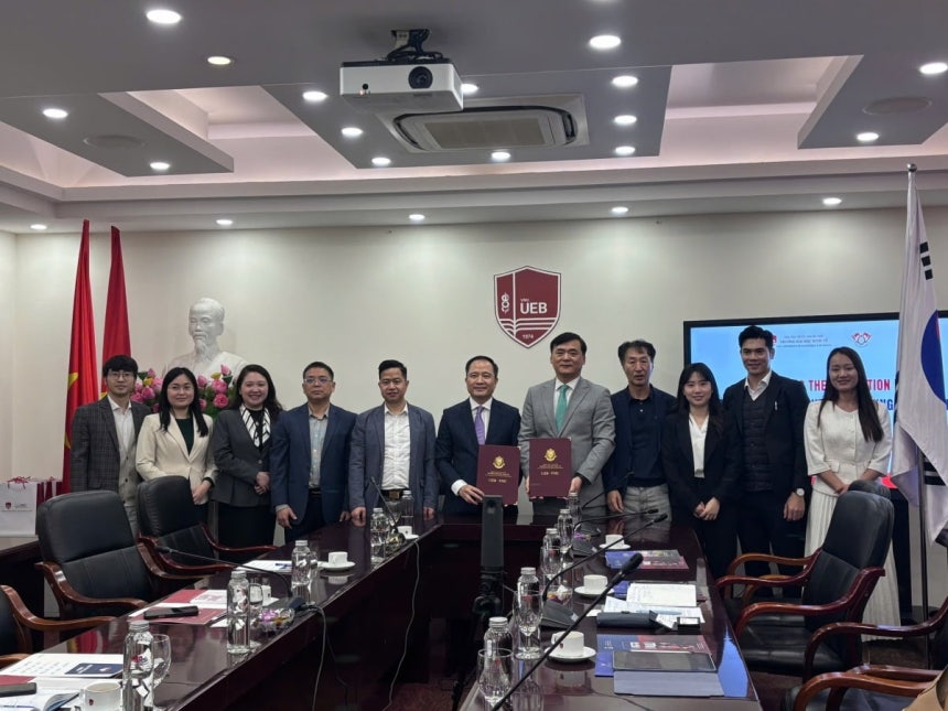 경희대학교 경영대학원 강재식 원장(앞줄 오른쪽)과 경영대학원 대표단이 베트남 하노이에서 VNU University of Economics and Business(VNU-UEB) 관계자들과 학술·교육 협력 방안을 논의