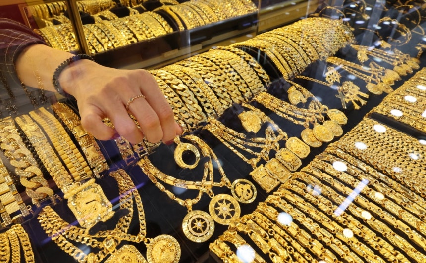 국제 금값이 연일 최고치를 경신하며 온스당 4천달러를 넘긴 9일 서울 종로 귀금속거리에 금이 진열돼 있다.2025.10.09 최혁 기자