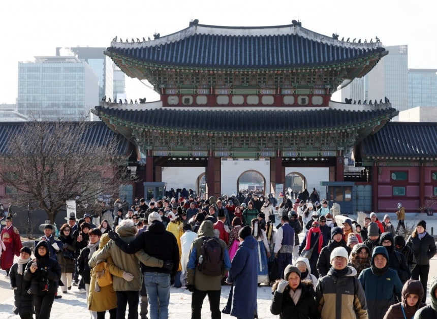 새해 첫날인 1일 서울 종로구 경복궁을 찾은 외국인 관광객과 시민들이 궁을 둘러보며 즐거운 시간을 보내고 있다.사진=이솔 한국경제신문 기자