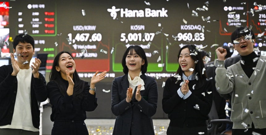 코스피가 장 초반 5000을 돌파한 22일 서울 중구 하나은행 본점 딜링룸에서 딜러들이 코스피 5000시대 개막을 축하하며 퍼포먼스를 하고 있다. 2026.1.22 사진=한경 문경덕 기자