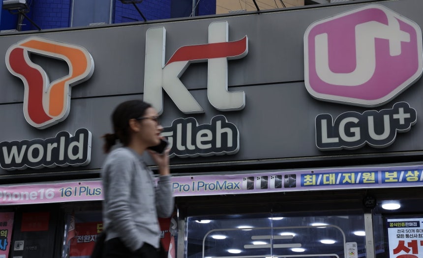서울의 한 휴대폰 매장 앞으로 시민이 지나가고 있다. 사진=뉴스1