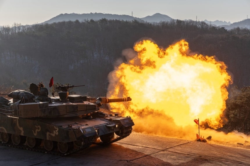 육군 2기갑여단 혹한기 전술훈련에서 K1A2 전차가 포탄을 발사하고 있다. 사진=연합뉴스
