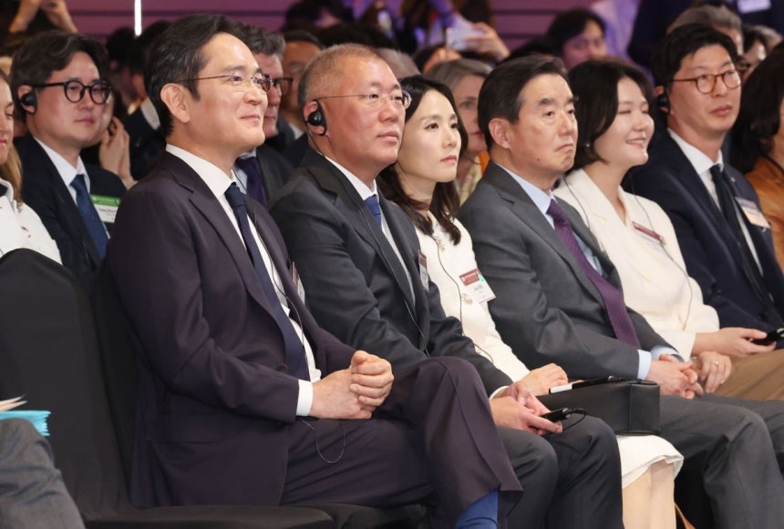 이재용 삼성전자 회장과 정의선 현대자동차그룹 회장이 4월 3일 서울 여의도 FKI 컨퍼런스센터에서 열린 제3차 한-프랑스 경제계 미래대화 폐회식에 참석해 있다.사진=이솔 한국경제신문 기자