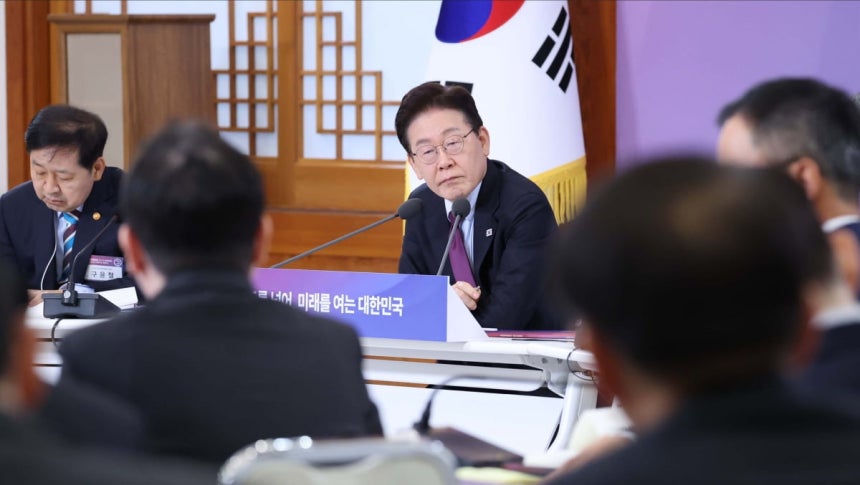 이재명 대통령이 9일 청와대에서 열린 국민경제자문회의 1차 전체 회의에서 자문위원의 발언을 듣고 있다. 2026.4.9. 청와대사진기자단 한국경제 김범준 기자