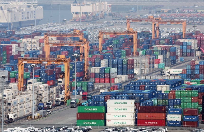 부산항에 수출 대기중인 컨테이너. 연합뉴스