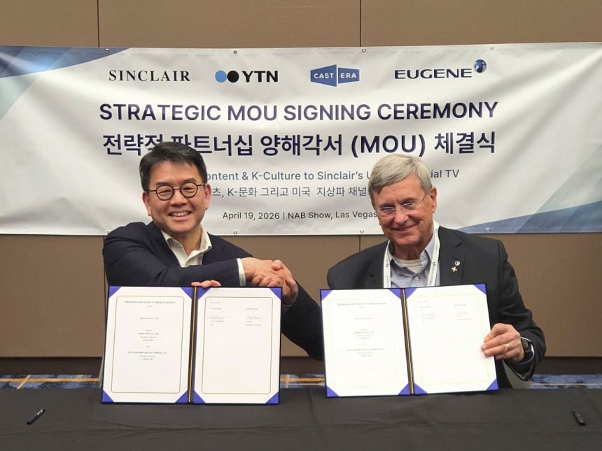 강희석 유진이엔티 대표와 델 팍스 싱클레어 기술총괄 사장이 4월 19일(현지 시간) 미국 라스베이거스에서 'K-콘텐츠의 미국 미디어 시장 진출 및 상호 협력을 위한 업무협약(MOU)'을 체결한 뒤 기념촬영을 하고 있