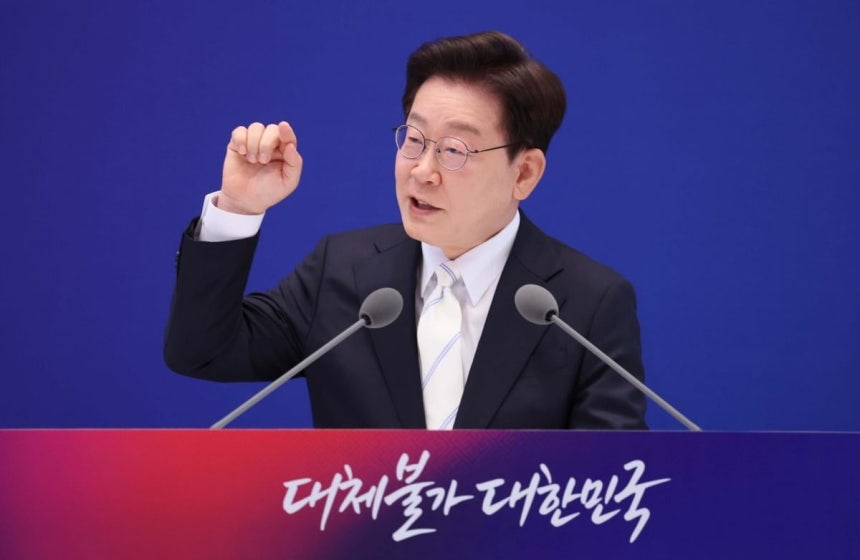 이재명 대통령이 8일 청와대에서 열린 취임 1주년 기자회견에서 취재진의 질문에 답하고 있다.사진=한국경제신문