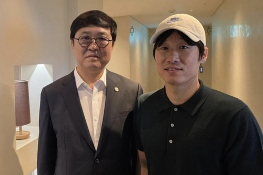 혁신위 공동위원장을 맡은 최휘영 문체부 장관과 박지성(오른쪽). 연합뉴스