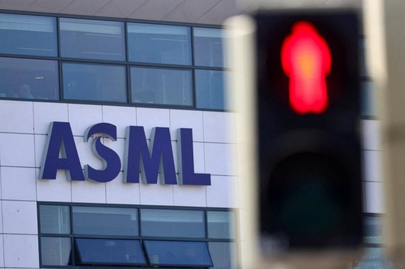 중국의 반도체 자립 선언에 ASML 주가 제대로 뺨 맞았다