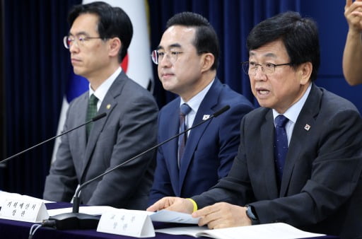 최교진 교육부 장관(오른쪽)이 21일 서울 종로구 정부서울청사에서 열린 제1차 재정운용전략협의회 관계부처 합동 브리핑에서 지방교육재정교부금 개편 방안을 발표하고 있다. 왼쪽부터 김민재 행정안전부 차관, 박홍근 기획예
