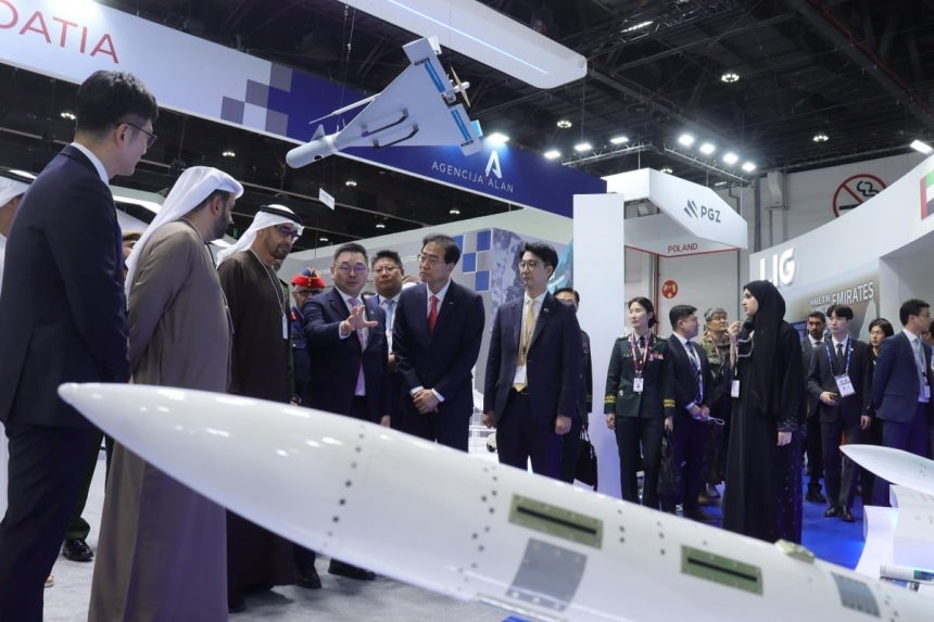 구본상 LIG그룹 회장이 UAE 아부다비에서 열린 'IDEX 2025' 현장에서 모하메드 빈 자이드 알 나하얀 UAE 대통령에게 장거리지대공유도무기 'L-SAM'을 소개하고 있다. 사진=LIG넥스원