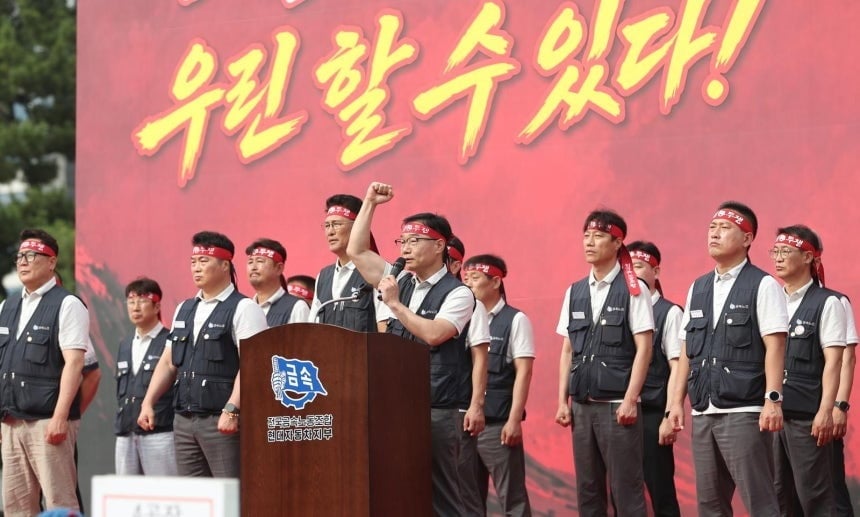 이종철 현대차 노조 지부장이 지난 6월 30일 현대차 울산공장에서 가진 2026년 단체교섭 투쟁 승리를 위한 중앙쟁의대책위원회 출범식 및 전 조합원 결의대회에서 투쟁사를 하고 있다. 사진=뉴스1